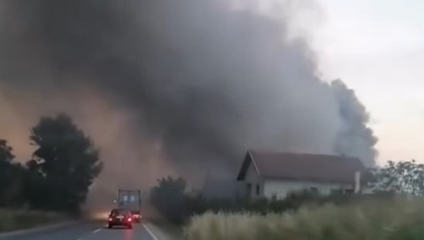 ГУСТИ ДИМ КУЉА У НЕБО: Велики пожар у Добановцима (ВИДЕО)