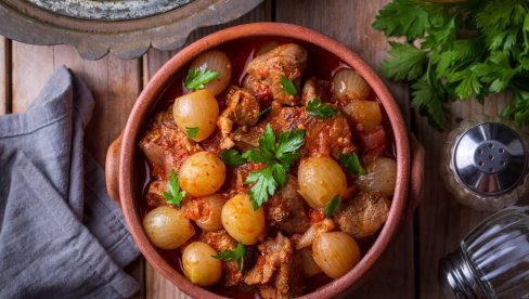 STIFADO: Sočna junetina na grčki način koja se topi u ustima