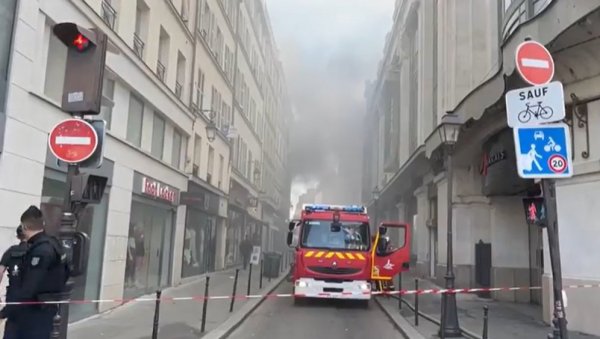 ВЕЛИКИ ПОЖАР У ПАРИЗУ: Повређени и ватрогасци