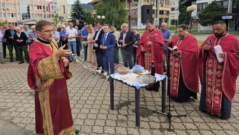 ЖРТВОВАЛИ СЕ КАКО БИСМО ЖИВЕЛИ У МИРУ: У Угљевику одата пошта српским јунацима, погинулим од Косовског боја до данас