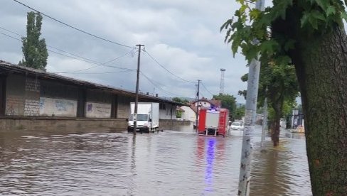 ЕВАКУИСАНЕ ЧЕТИРИ ОСОБЕ ИЗ ПОПЛАВЉЕНИХ АУТОМОБИЛА: Драма у Крушевцу због невремена, део улица под водом (ФОТО)