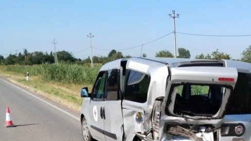 KOD KIKINDE POVREĐENO SEDMORO PUTNIKA: Sudar dva putnička automobila (FOTO)