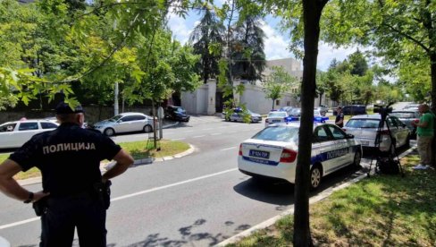 PRVE FOTOGRAFIJE SA MESTA GDE JE ŽANDARM NAPADNUT SAMOSTRELOM: Policija opkolila ambasadu na Dedinju (FOTO/VIDEO)