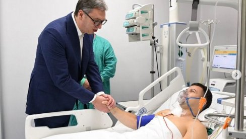 ČESTITAO SAM MILOŠU NA HRABROSTI I USPEŠNO OBAVLJENOM ZADATKU: Predsednik Vučić posetio ranjenog žandarma u bolnici (FOTO)