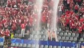 GROMOVI I KIŠA IM NE MOGU NIŠTA: Šou dvojice navijača na EURO 2024 (VIDEO)