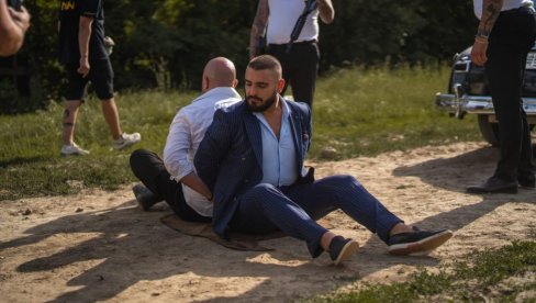 DARKO LAZIĆ NA SRED ULICE SEDI VEZAN SA KUMOM PEĐOM VUJIĆEM: Ovo je razlog i zašto svi komentarišu ovaj prizor (FOTO/VIDEO)