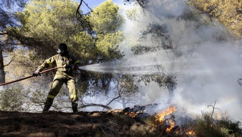 BESNE POŽARI U GRČKOJ: Vatrogasci se bore sa vatrenom stihijom na tri ostrva