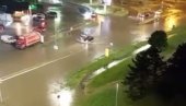 ULICE PRESTONICE SE PRETVORILE U REKE: Voda ulazi u autobuse, panika na sve strane posle snažnog nevremena (VIDEO)