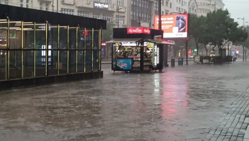 PAO GRAD VELIČINE ORAHA, CRNI OBLACI SA SVIH STRANA: Nevreme stiglo u Srbiju, a na udaru ovi delovi (FOTO/VIDEO)