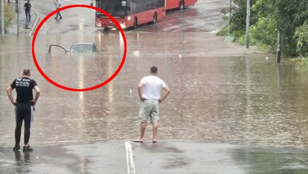 ВОДА ГУТА АУТОМОБИЛ НА ЗВЕЗДАРИ, ЉУДИ ГЛЕДАЈУ У НЕВЕРИЦИ: Невероватни призори незапамћеног невремена у Београду (ВИДЕО)