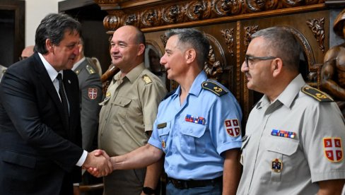 SVEČANOST U DOMU VOJSKE: Prijem polaznika 13. klase Visokih studija bezbednosti i odbrane kod ministra Gašića (FOTO)