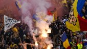 РУМУНИ ОДУШЕВИЛИ СРБИЈУ: Ево шта су румунски навијачи урадили у Београду