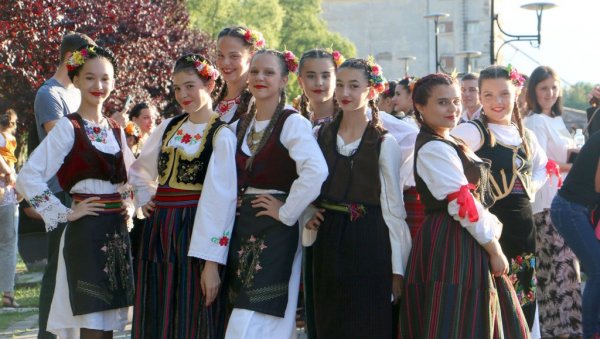 МАНИФЕСТАЦИЈА У ТРИ СЕЛА: За Михољске сусрете у Смедереву пола милиона динара МАНИФЕСТАЦИЈА У ТРИ СЕЛА: За Михољске сусрете у Смедереву пола милиона динара