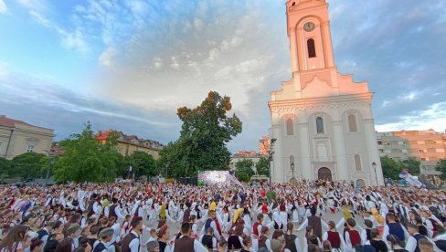 U SMEDEREVU ODIGRANO KOLO NAJVEĆE U SRBIJI IKADA: Igralo 2.000 ljudi