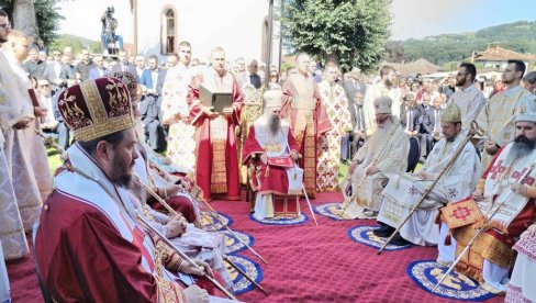 PATRIJARH PORFIRIJE PORUČIO IZ BRATUNCA: Nećemo se ni milom ni silom odreći svoje pravoslavne vere, sebe i svoga (FOTO)