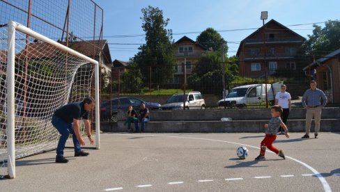 UREĐENO IGRALIŠTE: Opština poklonila lopte i mreže