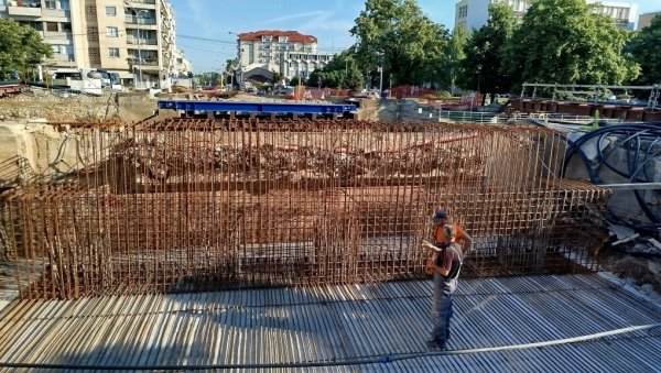 ГРАДИЛИШТЕ МОСТА У ПАРАЋИНУ: Најпре монтажне скеле, па бетонирање (ФОТО)