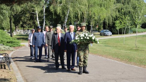 HRABROST I ODLUČNOST INSPIRACIJA BUDUĆIM GENERACIJAMA: Položen venac na Spomen groblju oslobodilaca Novog Sada