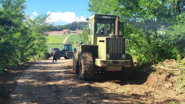 И ВОЈСКА САНИРА ОШТЕЋЕНЕ ПУТЕВЕ: Отклањање последица недавних елементарних непогода у мионичким селима