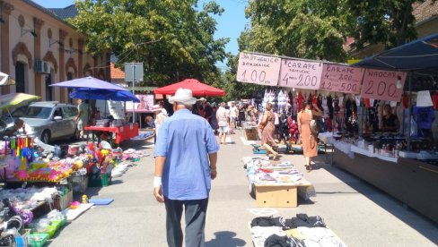 NA TEZGAMA SVE I SVAŠTA I ZA SVAČIJI DŽEP: Tradicionalni Ivanjdanski vašar u Požarevcu uprkos vrućini privukao veliki broj posetilaca