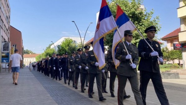 ОД СТУДЕНАТА ПРАВЕ УБИЦЕ  И ЗОВУ ЗАПАД ДА КАЗНИ СРБЕ: Хајка из Сарајева на кадете из Србије који су учествовали у дефилеу у Приједору