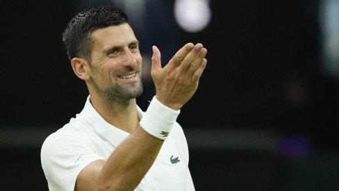 ĐOKOVIĆ POKAZAO KAKAV JE ČOVEK: Novak se zahvalio čuvenom fudbaleru, pa mu uručio pokolon (FOTO)