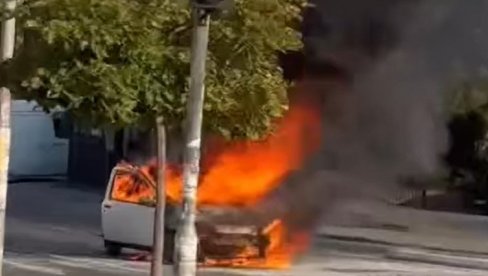 PLAMEN GUTA AUTOMOBIL KAO DA JE OD PAPIRA: Haos kod Bogoslovije, crni dim kulja u nebo (VIDEO)