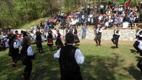 ČETEREŠKO PRELO: Narodni sabor u crkvenoj porti