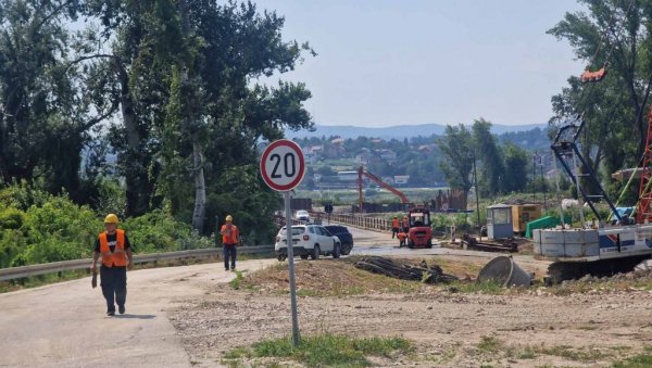 ПРВЕ СЛИКЕ СА МЕСТА НЕСРЕЋЕ У НОВОМ САДУ: За радником који је пао у Дунав трагају рониоци Жандармерије (ФОТО)