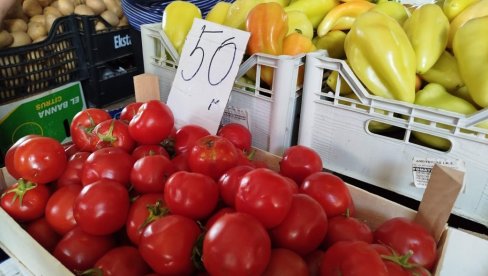 NEVEROVATNA CENA OD 50 DINARA: Za toliko se može kupiti paradajz na pijaci u Paraćinu (FOTO)