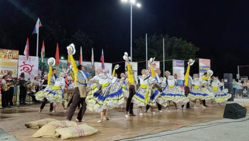 STUDENTSKI FESTIVAL FOLKLORA: Vladičin Han ugostio folklorne poslanike iz Slovačke i Kolumbije