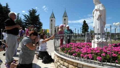 AVET OBMANE LEBDI NAD ČUDOM IZ MEĐUGORJA: Izaslanik poglavara rimokatoličke crkve na mestu gde se navodno pojavila Gospa