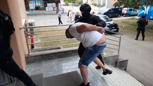 HAJRIZIJEV POMAGAČ SPROVEDEN U REPUBLIČKO JAVNO TUŽILAŠTVO RS: Sumnjiči se da je ubici srpskog policajca organizovao transport (FOTO/VIDEO)