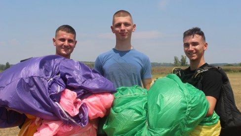 ИЗВЕЛИ ПРВИ ПАДОБРАНСКИ СКОК: Почео пројекат „Полети падобраном“ на аеродрому код Параћина (ФОТО)