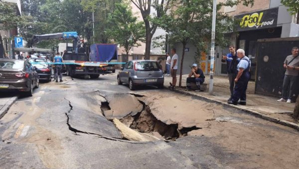 АУТОМОБИЛ ПРОПАО КРОЗ АСФАЛТ НА ВРАЧАРУ: Грађани у неверици посматрали призор - ауто остао заглављен (ФОТО/ВИДЕО)