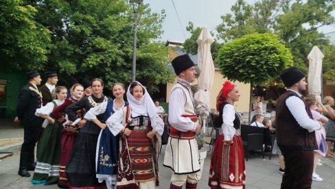 BANATSKI KOSTIMI „ŠETALI“ KRAJ FONTANE: U Paraćinu revija narodne nošnje (FOTO)