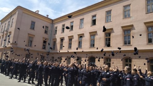 PROMOCIJA POLAZNIKA 44. KLASE CENTRA ZA OSNOVNU POLICIJSKU OBUKU U SREMSKOJ KAMENICI   Dačić: Država računa na vas!