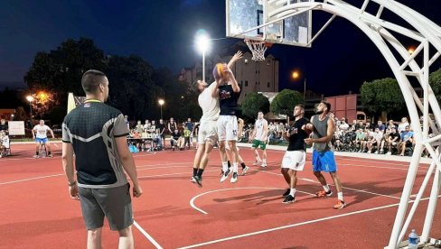 BASKETAŠI 3 H 3 PRVI ISPROBALI TEREN: Paraćinska MZ Gloždak dobila novo igralište za male sportove, sa savremenom podlogom od Tartana