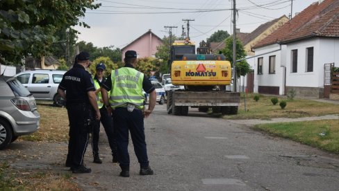 BAGER USMRTIO BICIKLISTU U KIKINDI: Stradao muškarac (78), policija na mestu nesreće  (FOTO/VIDEO)