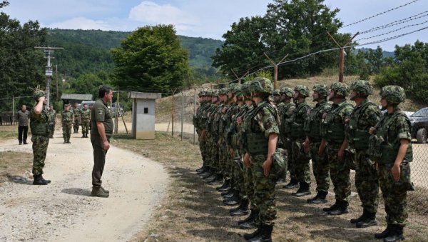 ГАШИЋ У КОПНЕНОЈ ЗОНИ БЕЗБЕДНОСТИ: Министар обишао припаднике Војске Србије