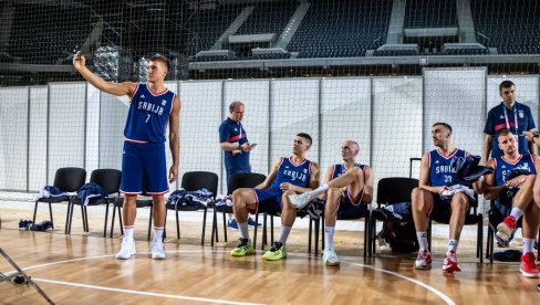 SPREMNI ZA MEDALJU NA OLIMPIJSKIM IGRAMA: Orlovi se fotografisali, sjajna atmosfera u timu Srbije pred put u Lil (FOTO)