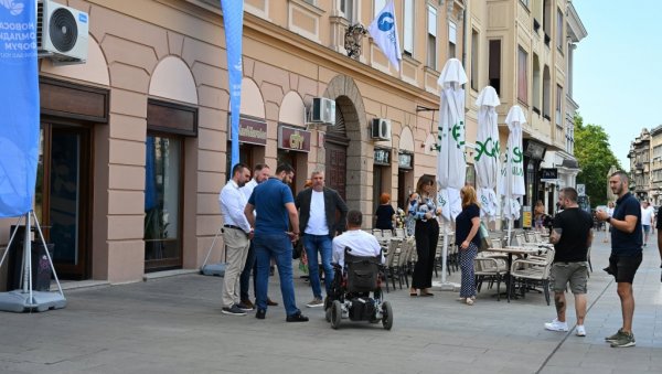 ОМЛАДИНСКИ ФОРУМ НА НОВОЈ АДРЕСИ: На Позоришном тргу у центру Новог Сада (ФОТО)