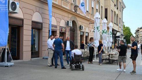 ОМЛАДИНСКИ ФОРУМ НА НОВОЈ АДРЕСИ: На Позоришном тргу у центру Новог Сада (ФОТО)