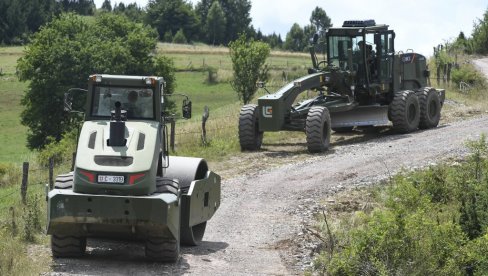 VOJSKA POMAŽE STANOVNIŠTVU SJENICE: Inžinjerci na zadatku - Rekonstruišu puteve, snabdevaju vodom (FOTO)