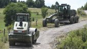 VOJSKA POMAŽE STANOVNIŠTVU SJENICE: Inžinjerci na zadatku - Rekonstruišu puteve, snabdevaju vodom (FOTO)