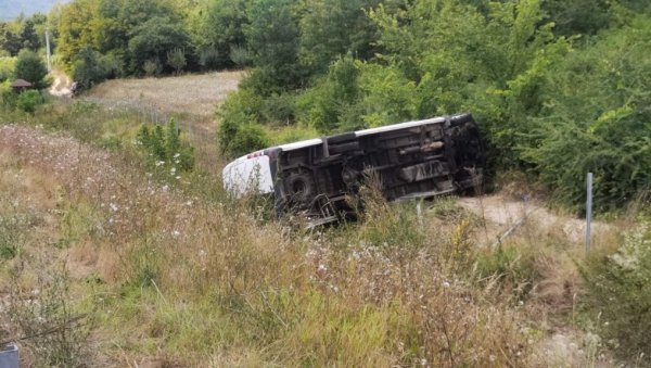 ВОЗАЧ КОМБИЈА БЕЖАО ОД ПОЛИЦИЈЕ? Детаљи саобраћајне несреће код Беле Паланке у којој су повређени мигранти (ФОТО/ВИДЕО)