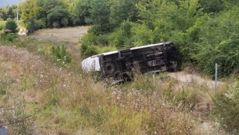 VOZAČ KOMBIJA BEŽAO OD POLICIJE? Detalji saobraćajne nesreće kod Bele Palanke u kojoj su povređeni migranti (FOTO/VIDEO)