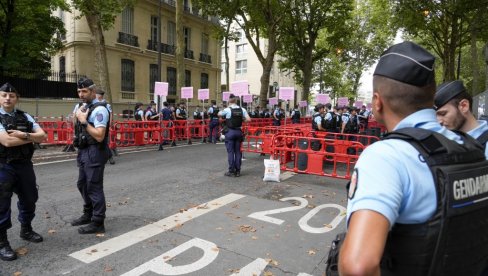 ПИЈ! АМА, ПИЈ ТО! Француска жандармерија тера новинаре да ово раде пред отварање Олимпијских игара у Паризу ПИЈ! АМА, ПИЈ ТО! Француска жандармерија тера новинаре да ово раде пред отварање Олимпијских игара у Паризу