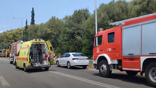 ПОГИНУЛЕ 4 ОСОБЕ, МЕЂУ ЊИМА БЕБА И ДЕВОЈЧИЦА: Незапамћена трагедија у Грчкој - Призори са места несреће узнемиријући (ВИДЕО)