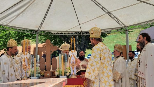 СТРАДАЛИ СУ САМО ЗАТО ШТО СУ СРБИ Патријарх српски Порфирије на обележавању 80 година геноцида у Велици код Плава (ФОТО)